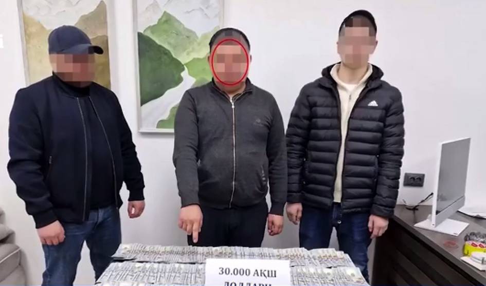 Toshkentda&nbsp;hokim yordamchisi 30 ming dollar olayotganida ushlandi (video)